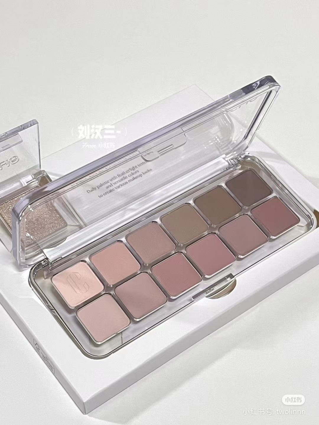 Clio 十二色眼影「透明壳」
