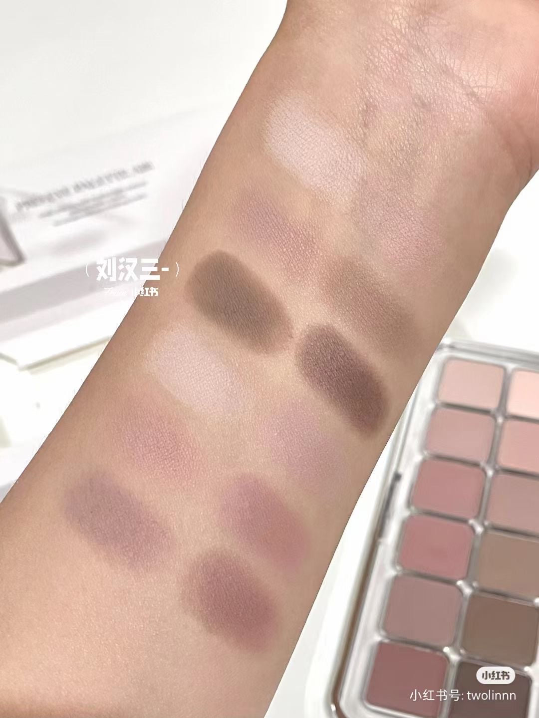 Clio 十二色眼影「透明壳」